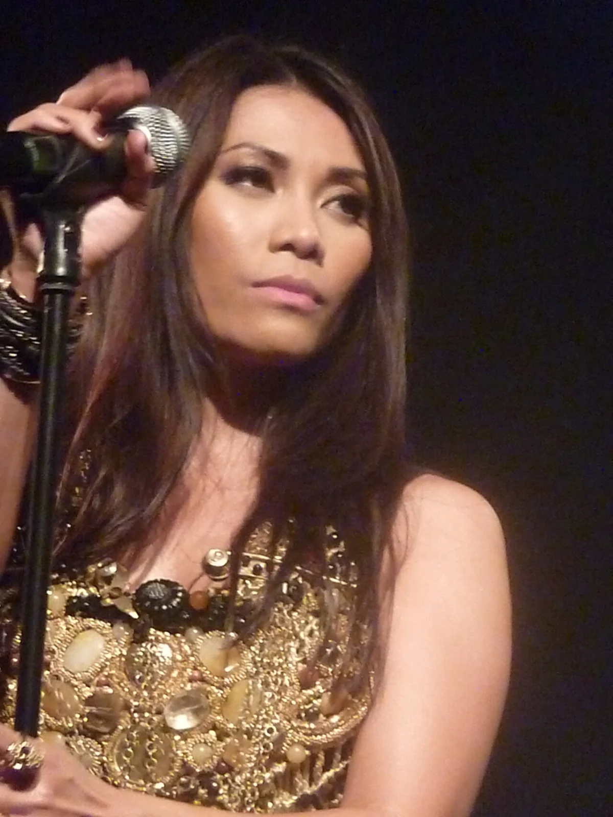 Potret Anggun C. Sasmi